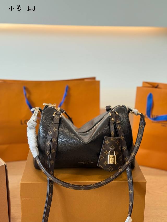 Lv最新款Express｜秀场同款直接拿下 早在5月的秀场上见过Express之后 就已经对它疯狂心动 现在终于到手了！ [星R] 在麂皮、粒面以及油蜡之中 选