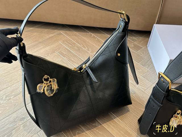 新款手袋Dior Voyage系列,太酷了吧,全新的包形运动感十足,无法拒绝的高级感,复古的油蜡皮搭配经典的字母五金,毫不费力的时髦感,搭配可调节肩带,各种背法 新款手袋Dior Voyage系列,太酷了吧,全新的包形运动感十足,无法拒绝的高级感,复古的油蜡皮搭配经典的字母五金,毫不费力的时髦感,搭配可调节肩带,各种背法