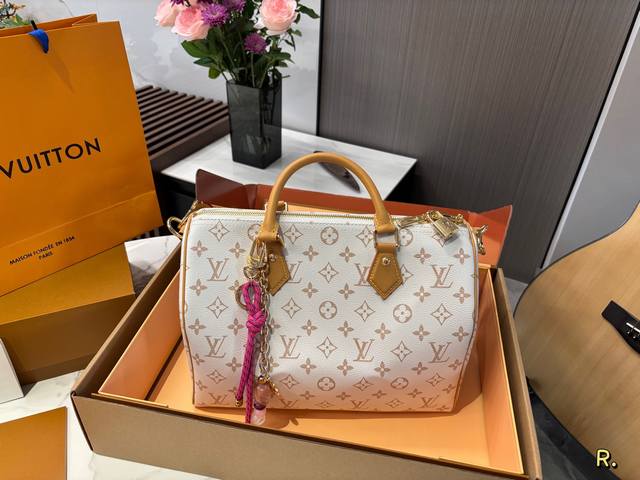 配盒 升级版 Size：30*21Cm 快來看看L家 Speedy30 枕头包 尺寸30公分日常、旅行都適合 这个尺寸太喜欢了 真好用！也太 Cool！