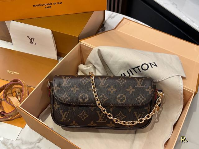 配折叠盒+飞机盒 牛皮 Lv23年早春神作,Ivy Woc新款大麻将 23年早春新款这个叫做Lvy Woc的包包竟然跟大麻将很像,尤其是背面,而且有两条肩带,金 配折叠盒+飞机盒 牛皮 Lv23年早春神作,Ivy Woc新款大麻将 23年早春新款这个叫做Lvy Woc的包包竟然跟大麻将很像,尤其是背面,而且有两条肩带,金