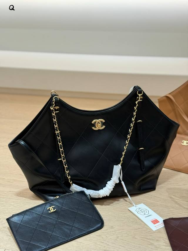 Chanel 权志龙Gd25S同款Tote Chanel 香奈儿25S权志龙同款Tote Hobo腋下+手提两用的背携方式，切换无压力；包身搭配复古五金，双C旋