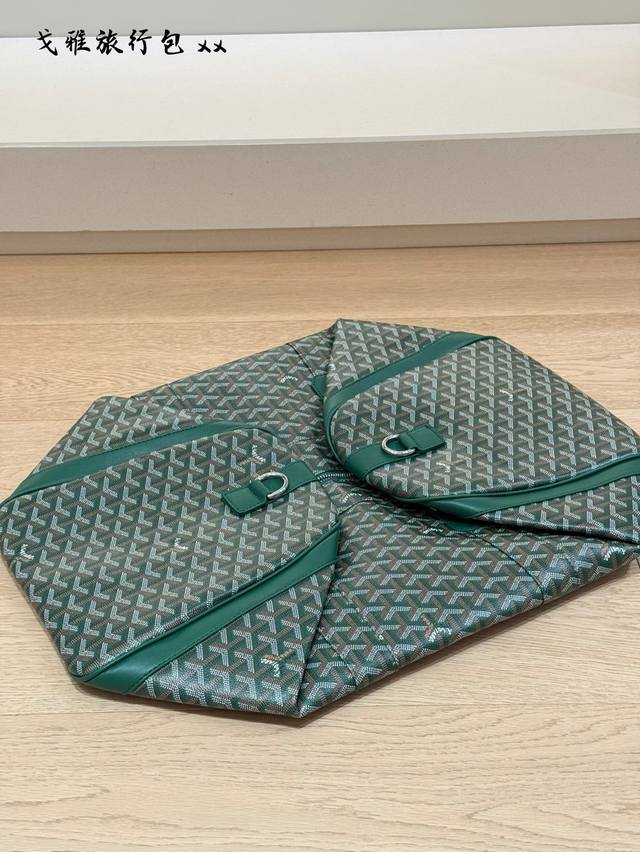 Goyard Boston 一起去旅游国庆出行搭子 戈雅的老花设计真是一直都看不腻 低调出行，行李袋真的巨能装 就是手拎太累了自己给它配了条斜挎肩带 还能空手拿