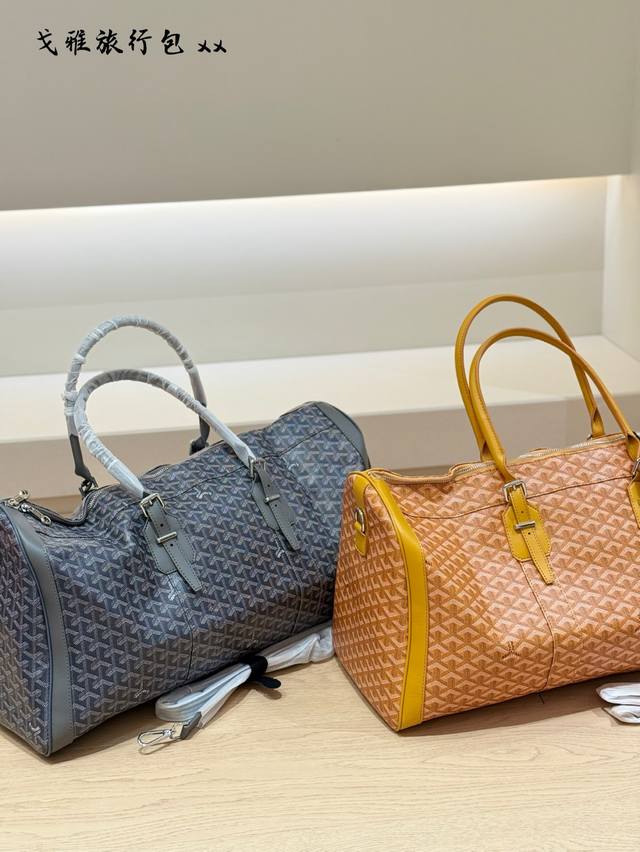 Goyard Boston 一起去旅游国庆出行搭子 戈雅的老花设计真是一直都看不腻 低调出行，行李袋真的巨能装 就是手拎太累了自己给它配了条斜挎肩带 还能空手拿
