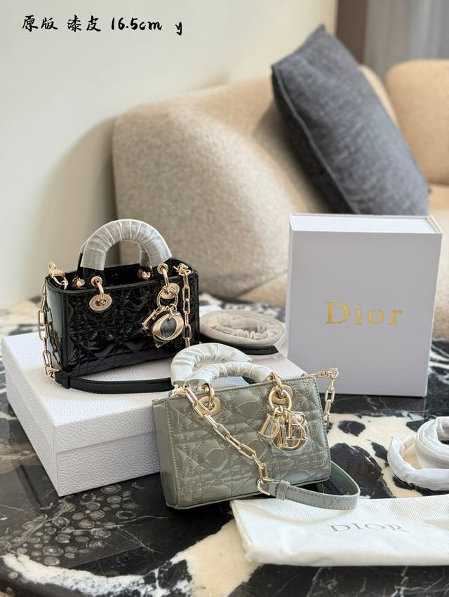 漆皮 D-Joy真百搭 闭眼入 若说Lady Dior是富贵娇小姐, 那D Joy就是气场全开的大女人 一样的元素,不一样的时髦 漆皮 D-Joy真百搭 闭眼入 若说Lady Dior是富贵娇小姐, 那D Joy就是气场全开的大女人 一样的元素,不一样的时髦