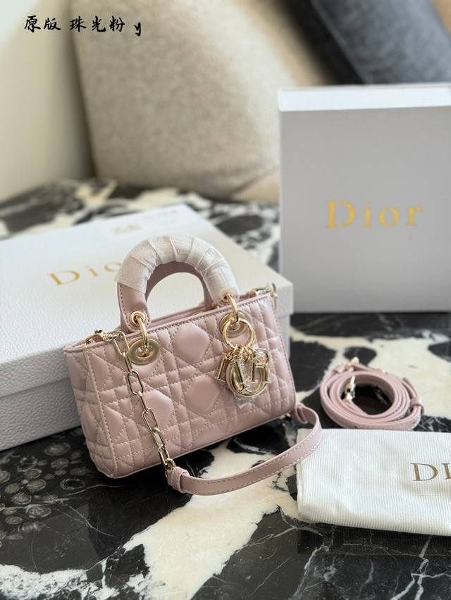 珠光粉D-Joy真百搭 闭眼入 若说Lady Dior是富贵娇小姐, 那D Joy就是气场全开的大女人 一样的元素,不一样的时髦 珠光粉D-Joy真百搭 闭眼入 若说Lady Dior是富贵娇小姐, 那D Joy就是气场全开的大女人 一样的元素,不一样的时髦