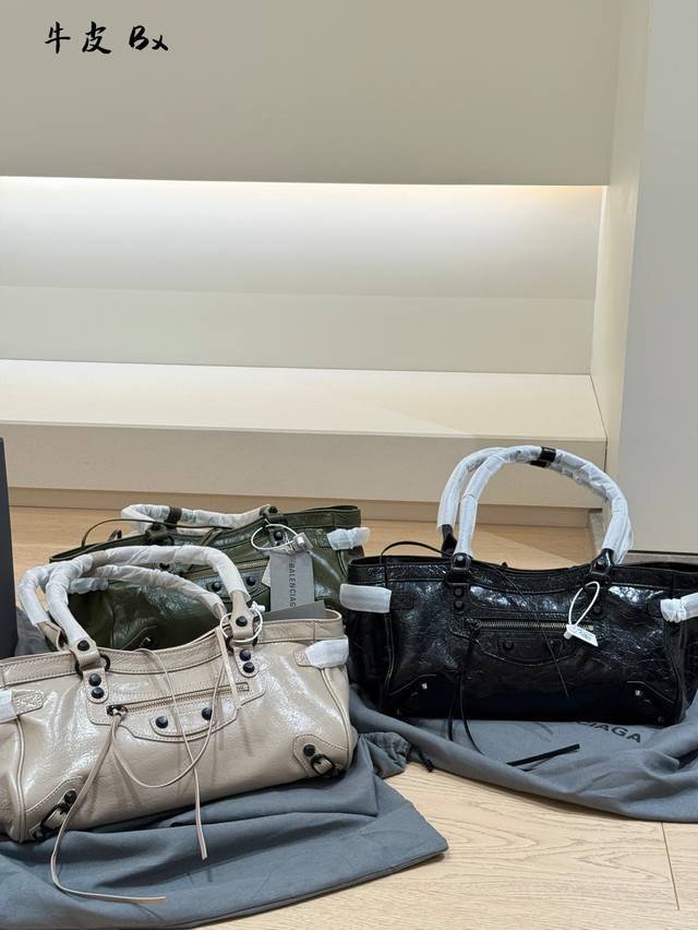 East-West的天花板就是机车包吧！ 巴黎世家最新推出的包款在原先的Le City机车包上做出了尺寸的改变，将原先斜挎包的设计改为了复古流行的East-We