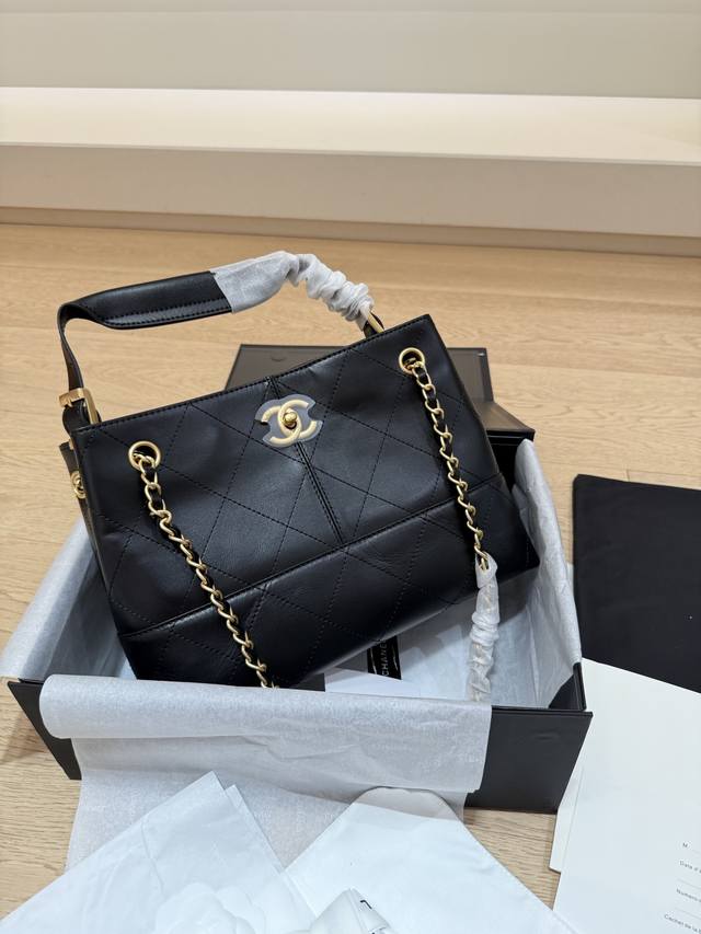 小号 天呐 拼接Tote包 实物复古松弛感真的直接拉满 162.上身大小刚刚好，手柄肩带也是可以腋下背的而且长肩带链条有设计垫片，所以背一根肩带也不会上下滑动哦