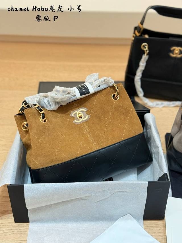 小号 天呐 麂皮拼接Tote包 实物复古松弛感真的直接拉满 162.上身大小刚刚好，手柄肩带也是可以腋下背的而且长肩带链条有设计垫片，所以背一根肩带也不会上下滑