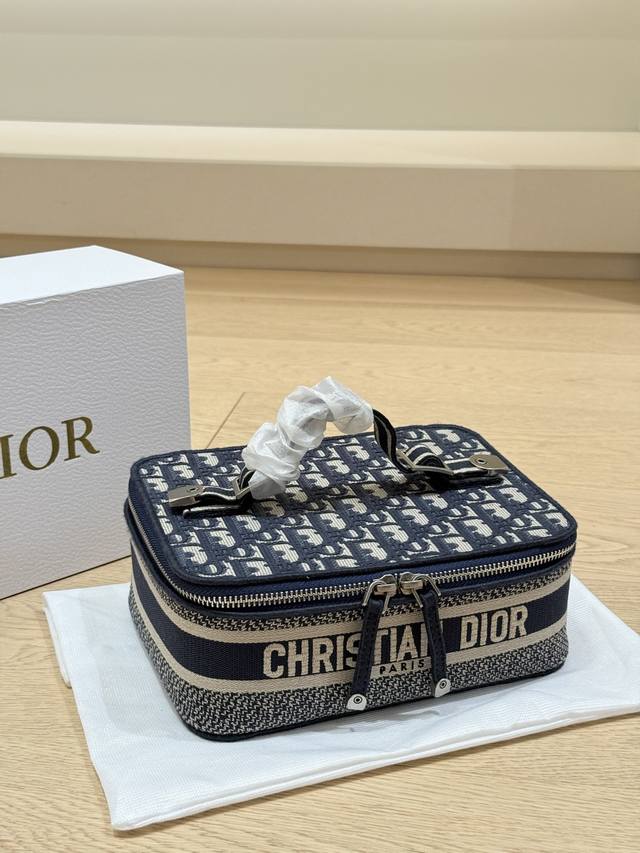 dior化妆包 全套包装 刺绣 很能装～ 香香的新品尺寸23*8Cm