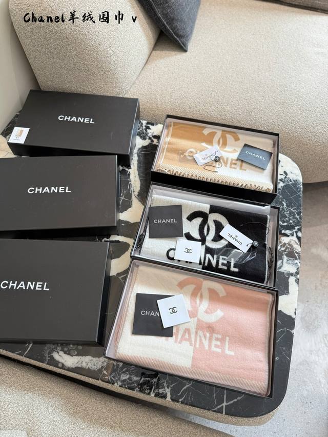 冬天围巾怎么选？看看香奈奈黑白拼色围巾！ 双C 24A新款黑白拼色字母双C提花羊毛围巾披肩来咯！ [买爆R][买爆R][买爆R] 颜色就是很经典的黑白色系 超级