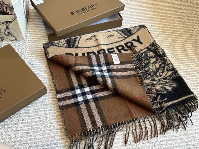 配盒 原单羊绒五金 Size:50* Cm Burberry双面羊绒围巾! 爆品强烈推荐入手的围巾! 双面可用, 一面骑士标, 一面经典格纹真的好好看 自用送人 配盒 原单羊绒五金 Size:50* Cm Burberry双面羊绒围巾! 爆品强烈推荐入手的围巾! 双面可用, 一面骑士标, 一面经典格纹真的好好看 自用送人