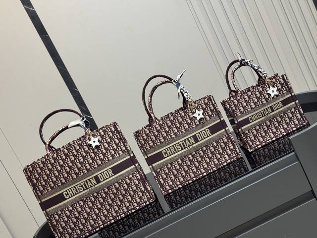 配折叠盒丝巾 需要星星挂件加 30 Dior 原版布提花 Dior Book Tote今年最喜欢的一款购物袋 Tote我用的次数最多的包 迪奥因为容量超级大 不