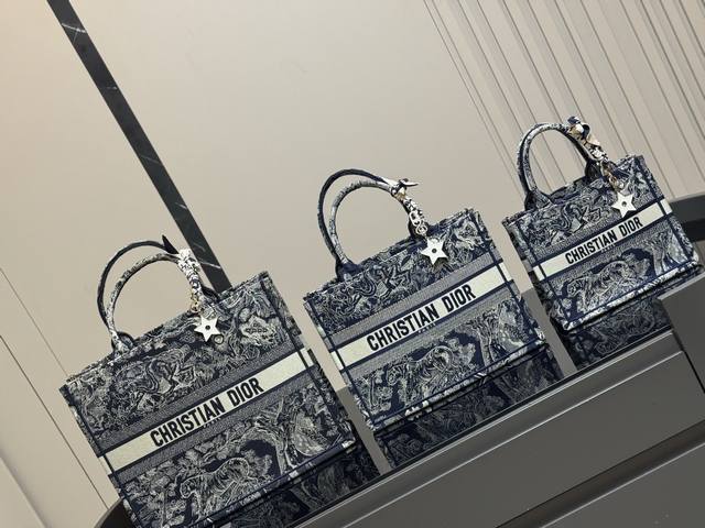 配折叠盒丝巾 需要星星挂件加 30 Dior 原版布提花 Dior Book Tote今年最喜欢的一款购物袋 Tote我用的次数最多的包 迪奥因为容量超级大 不 配折叠盒丝巾 需要星星挂件加 30 Dior 原版布提花 Dior Book Tote今年最喜欢的一款购物袋 Tote我用的次数最多的包 迪奥因为容量超级大 不