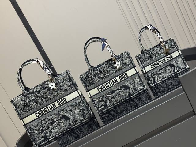 配折叠盒丝巾 需要星星挂件加 30 Dior 原版布提花 Dior Book Tote今年最喜欢的一款购物袋 Tote我用的次数最多的包 迪奥因为容量超级大 不