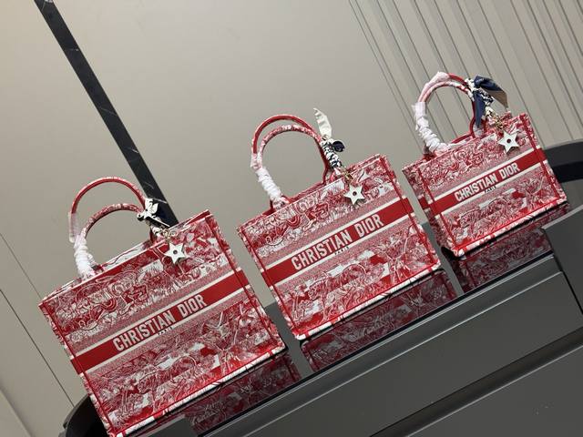 配折叠盒丝巾 需要星星挂件加 30 Dior 原版布提花 Dior Book Tote今年最喜欢的一款购物袋 Tote我用的次数最多的包 迪奥因为容量超级大 不 配折叠盒丝巾 需要星星挂件加 30 Dior 原版布提花 Dior Book Tote今年最喜欢的一款购物袋 Tote我用的次数最多的包 迪奥因为容量超级大 不