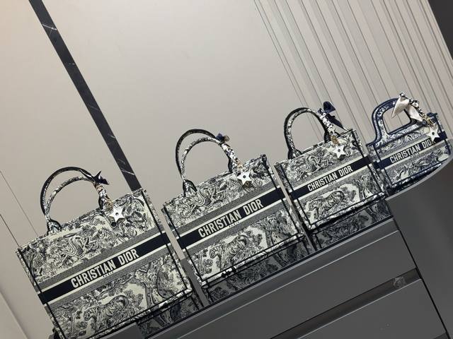 配折叠盒丝巾 需要星星挂件加 30 Dior 原版布提花 Dior Book Tote今年最喜欢的一款购物袋 Tote我用的次数最多的包 迪奥因为容量超级大 不
