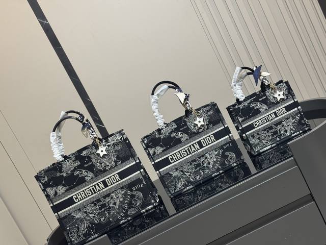 配折叠盒丝巾 需要星星挂件加 30 Dior 原版布提花 Dior Book Tote今年最喜欢的一款购物袋 Tote我用的次数最多的包 迪奥因为容量超级大 不