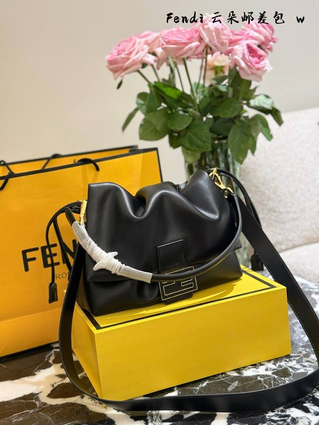 家人们谁懂啊找到了超级柔软轻盈的包 摸起来软软的，细节处的五金也超有分量。 黑色那只酷飒又百搭，通勤或者和朋友出去玩都超合适;米色的温柔又高级，瞬间给穿搭加分。