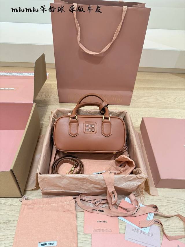 顶级原单 Miu保龄球也太时髦了吧，要哭了。 Miumiu保龄球包，干邑色，太适合秋冬欢颜色了，直接把我美哭了。设计师这个脑壳太厉害了由由。 推荐中号，复古，时
