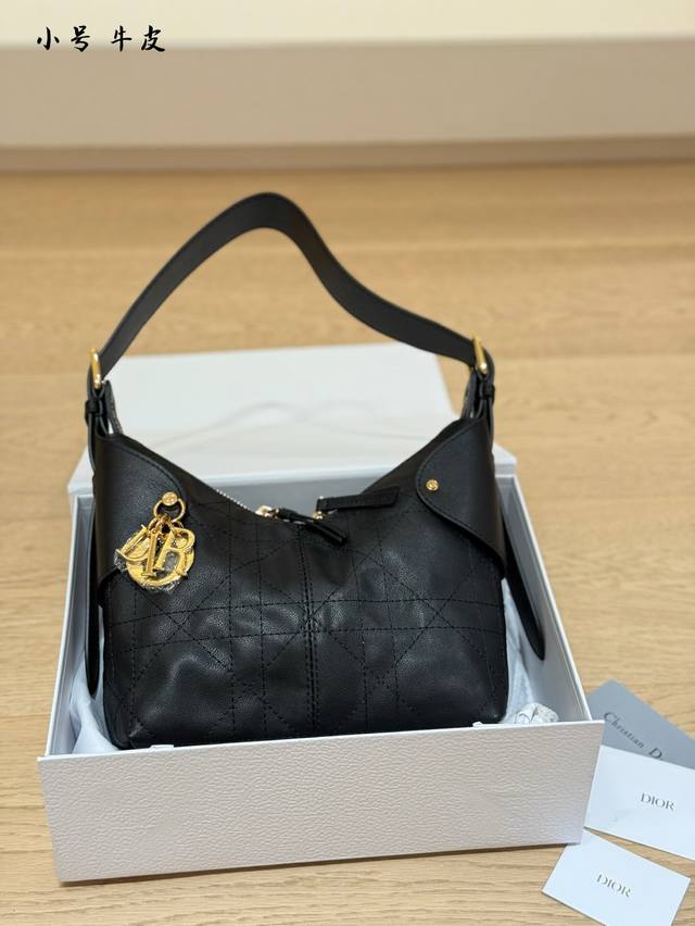 Dior#Voyage 为什么总缺一只包 因为不同的故事需要不同的陪伴一 上班的干练、约会的温柔、旅行的自由、派对的闪耀 每一只包，都是你不同身份的完美注脚 D