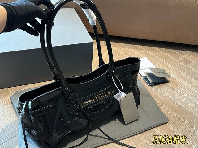 油蜡皮配盒 Size：32*16Cm 巴黎世家 致敬经典机车包系列重磅新款 不要泰可爱了吧 百搭神器 时髦单品 腋下Hobo