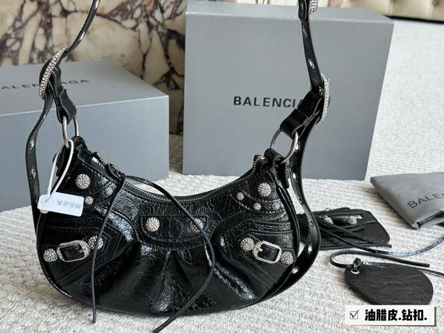 钻 配盒 Size：25*12Cm 小号 巴黎世家Le Cagole 半月牙腋下包饺子包 致敬经典机车包系列重磅新款王炸登场La 可调节编织肩带附加孔眼 外挂皮