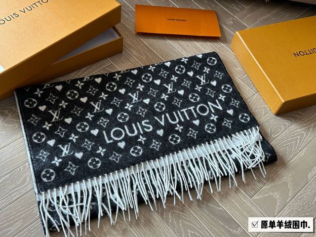 配盒 Size：175*45Cm L家 Fw新增双面围巾都好美！ 奶茶色 双面可用 %羊毛 特别温柔， 适合每个软软嫩嫩的女生。 质感超舒服 一点也不扎 高品质