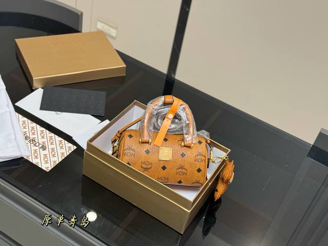 配盒 Size：18*9.5Cm 原单！青岛 Mcm Mini波士顿枕头包 专柜对版五金 来咯 出入专柜无压力 赠送小狗配件