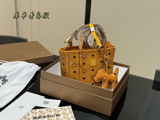 配礼盒 复刻版 Size:20*19Cm 新款Mcm 菜篮子 原单!青岛! 俏皮很百搭 赠送可爱的小狗挂件! 配礼盒 复刻版 Size:20*19Cm 新款Mcm 菜篮子 原单!青岛! 俏皮很百搭 赠送可爱的小狗挂件!