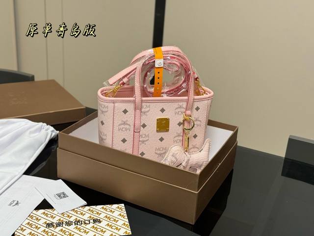 配礼盒 复刻版 Size：20*19Cm 新款Mcm 菜篮子 原单！青岛！ 俏皮很百搭 赠送可爱的小狗挂件！