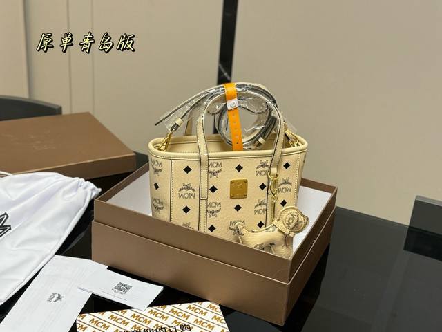 配礼盒 复刻版 Size:20*19Cm 新款Mcm 菜篮子 原单!青岛! 俏皮很百搭 赠送可爱的小狗挂件! 配礼盒 复刻版 Size:20*19Cm 新款Mcm 菜篮子 原单!青岛! 俏皮很百搭 赠送可爱的小狗挂件!