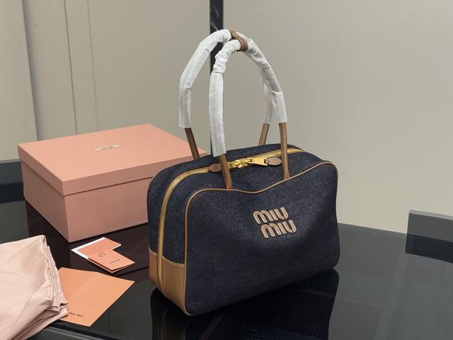 无盒 Size：35*22Cm Miumiu保龄球 公文包 Miu又来抢钱了新款帆布公文包 来咯 ！ 背起来都很Nice 哦 可手拎也可斜挎！ 出场就是Mium