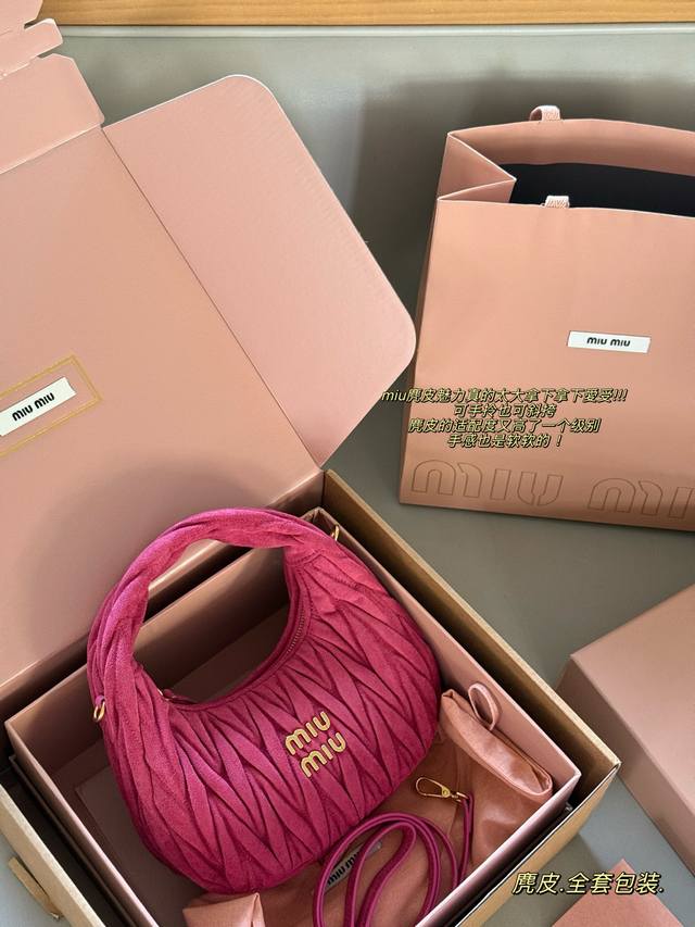 麂皮全套包装 Size:22*11Cm Miumiu Wander 绒面 太秋冬太美好啦 Miu麂皮魅力真的太大拿下拿下愛受 可手拎也可斜挎 麂皮的适配度又高了 麂皮全套包装 Size:22*11Cm Miumiu Wander 绒面 太秋冬太美好啦 Miu麂皮魅力真的太大拿下拿下愛受 可手拎也可斜挎 麂皮的适配度又高了