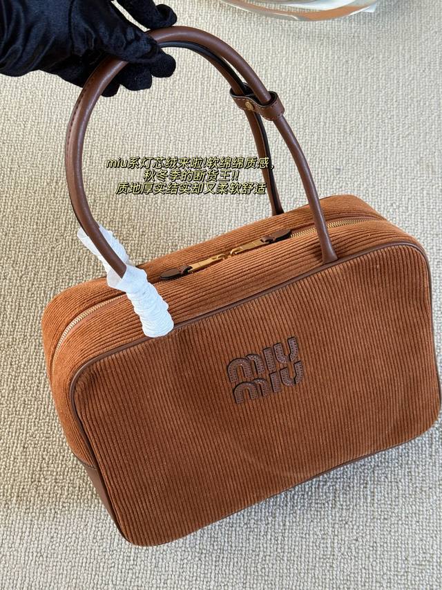 配盒 Size：35*22Cm Miumiu保龄球 公文包 Miumiu的单品新颜色 越到秋冬越爱！ 背起来都很Nice 哦 可手拎也可斜挎！ 出场就是Mium