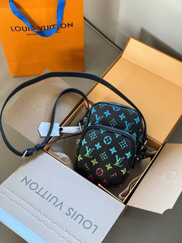 配盒 Size：14*20Cm L家 Nil邮差包 来新款了， 有没有很中古的味道！ √斜挎 单肩 手提三合一 解锁百变背法， 轻松 Hold住各种场合 Iph