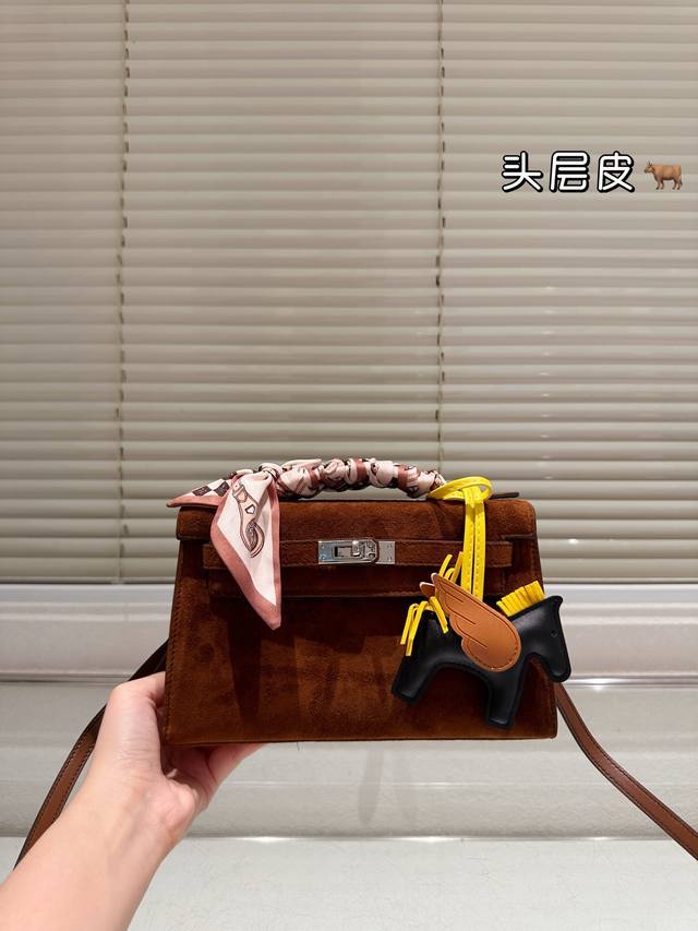 顶级原单 麂皮 Hermes 爱马仕｜Minikelly一代 尺寸小巧精致，属于迷你包型。它的尺寸虽小，但能满足一些基本的日常出行需求，比如可以放入手机、口红、