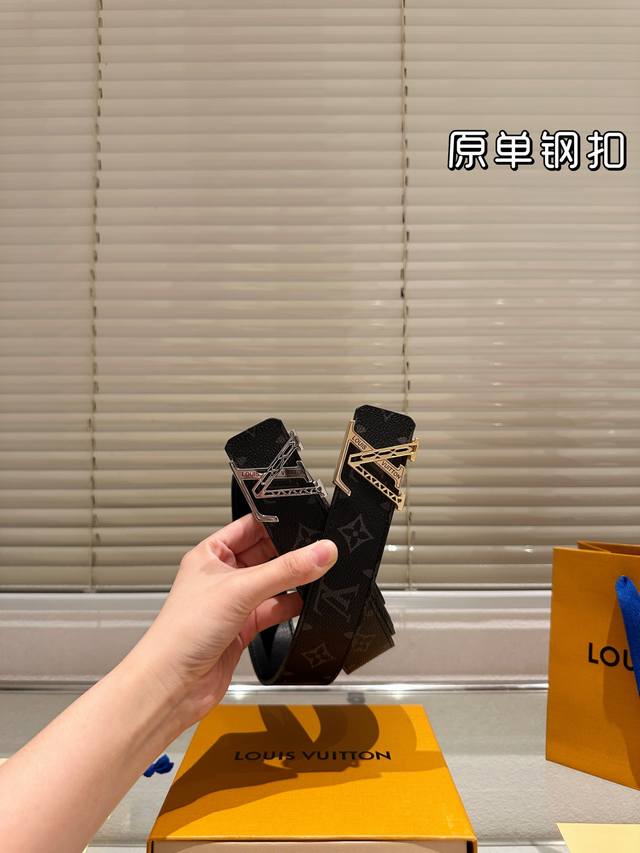 钢扣 高版本！腰带 Lv牛皮皮带～热门款 男女通用皮带里面最火的版本啦～质量很好 全套包装！五金绝对不褪色 皮带头和专柜一样的哦～ 配礼盒手提袋发票