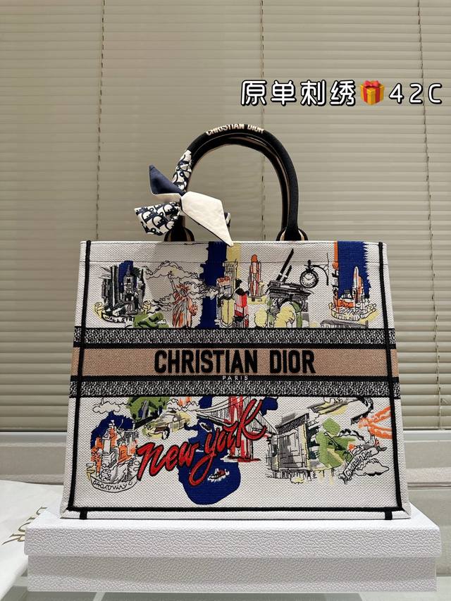 原单刺绣 Dior 提花 托特包 配内胆 Dior Book Tote今年最喜欢的一款购物袋 Tote我用的次数最多的包，因为容量超级大，不管什么东西都向里面放