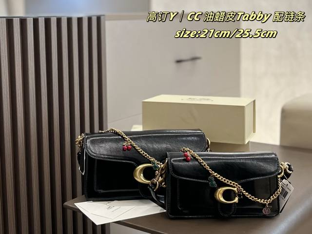 配链条 折叠盒 Coach Tabby 油蜡皮 配链条 蔻驰Tabby采用油蜡皮材质 黑色的色调经典又百搭 设计巧妙，多种背法： 它的设计巧妙，既可以腋下背，也
