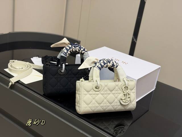 配折叠盒 迪奥Lady磨砂 横版戴妃包 2025Dior款新包型 两根包带 我喜欢短的那根~ 一只很“我”的包爱了 尺寸:22.11Cm 配折叠盒 迪奥Lady磨砂 横版戴妃包 2025Dior款新包型 两根包带 我喜欢短的那根~ 一只很“我”的包爱了 尺寸:22.11Cm