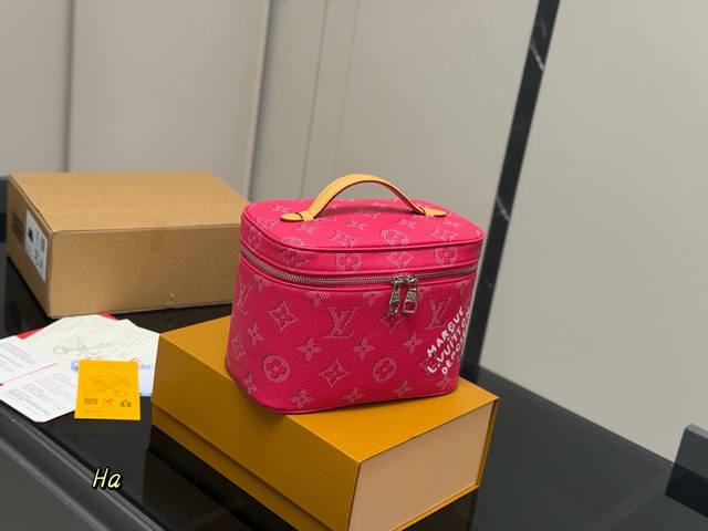折叠礼盒飞机盒 Lv这一季的化妆包颇受时尚界的青睐 看到第一眼就种草了！！ 造型很硬核 但空间很实用~ 走在路上就是一道行走的风景线啊。 尺寸:23.17Cm