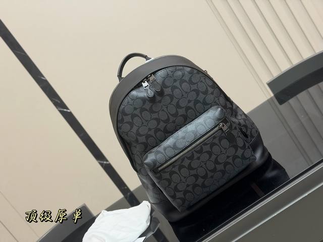 复刻版 Size:33.39Cm 蔻驰男士双肩包 台湾进口牛皮 超高清五金Logo标志、 专用里内里 直男必备款。 这个必须种草!! 复刻版 Size:33.39Cm 蔻驰男士双肩包 台湾进口牛皮 超高清五金Logo标志、 专用里内里 直男必备款。 这个必须种草!!