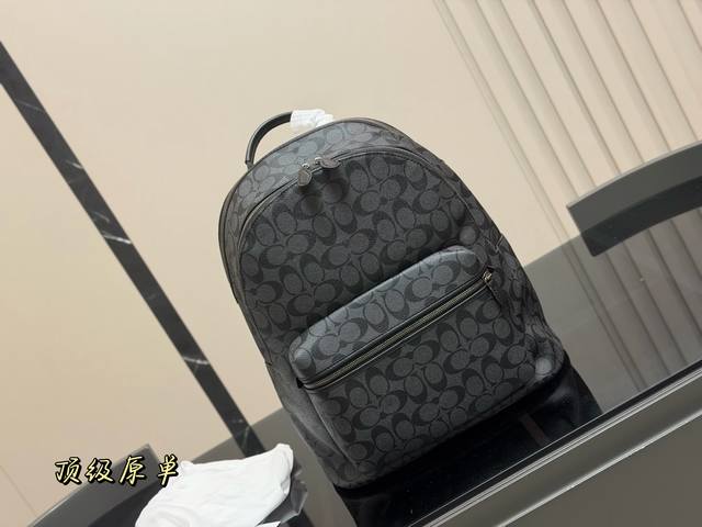 复刻版 Size：33.39Cm 蔻驰男士双肩包 台湾进口牛皮 超高清五金Logo标志、 专用里内里 直男必备款。 这个必须种草！！