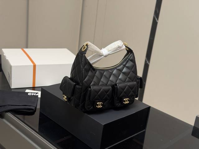 香奈儿Hobo 配折叠盒飞机盒 女孩子逃不脱的新款包太美了 包奴来了本期包包简单介绍一下 精湛的手工艺 融入现代时尚潮流元素 尺寸:24.20Cm