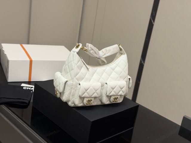 香奈儿Hobo 配折叠盒飞机盒 女孩子逃不脱的新款包太美了 包奴来了本期包包简单介绍一下 精湛的手工艺 融入现代时尚潮流元素 尺寸:24.20Cm