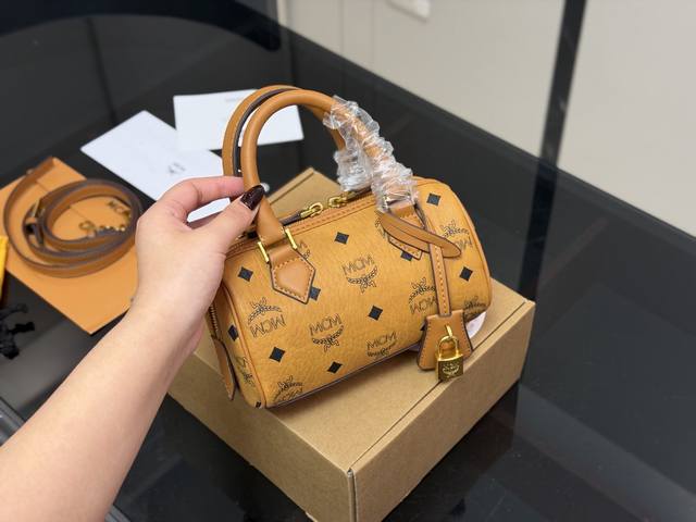 配飞机盒 Size：18Cm Mcm这季主打就是时尚大L Mcm新款Ella枕头包！ 真是方便又实用哦！ 这款太啦！ 非常有街头风，酷炫风，男女都可背！