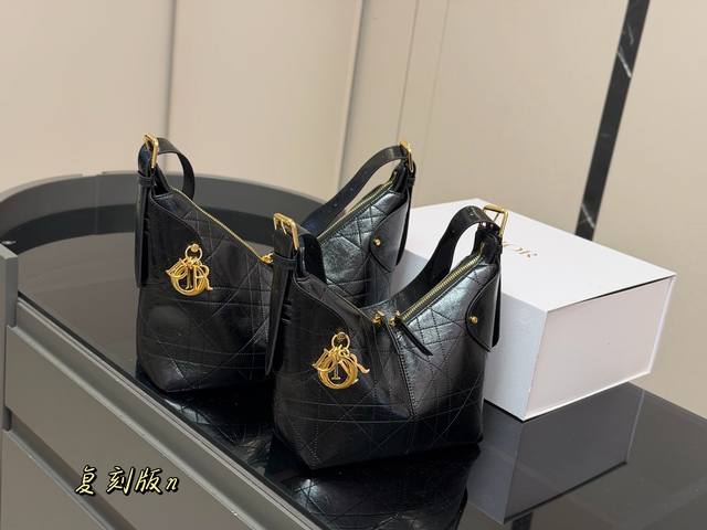 牛皮 配盒 Size:30.23Cm 23.20Cm 秋天的第一只包选好了 就是迪奥Voyage 全牛皮Carryall 牛皮油蜡皮 超轻大容量V型轮廓立挺又利 牛皮 配盒 Size:30.23Cm 23.20Cm 秋天的第一只包选好了 就是迪奥Voyage 全牛皮Carryall 牛皮油蜡皮 超轻大容量V型轮廓立挺又利