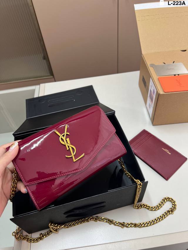 配镜子 圣罗兰Ysl信封包 经典包包推荐哦! 百搭而且很有气质。 L-223A尺寸20×10折叠盒飞机盒 配镜子 圣罗兰Ysl信封包 经典包包推荐哦! 百搭而且很有气质。 L-223A尺寸20×10折叠盒飞机盒