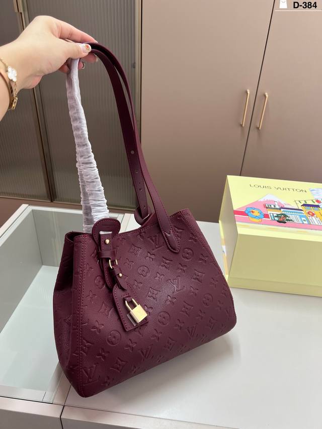 芯片版本 Lv All In One 品牌徽标压印 这款包包的造型很优雅，线条流畅， 搭配金色锁头装饰，细节处尽显奢华质感D-384尺寸28×24折叠盒