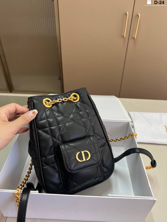 羊皮 Dior Givenchy,D-Dream这两季的全新包型,从单肩包到双肩包分别来自 25秋冬、26早春系列 的四款手袋,单肩包、双肩包都挺百搭实用。D- 羊皮 Dior Givenchy,D-Dream这两季的全新包型,从单肩包到双肩包分别来自 25秋冬、26早春系列 的四款手袋,单肩包、双肩包都挺百搭实用。D-